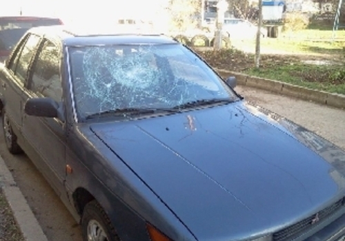 В Севастополе пьяный мужчина разбил гитарой 10 автомобилей (ФОТО)