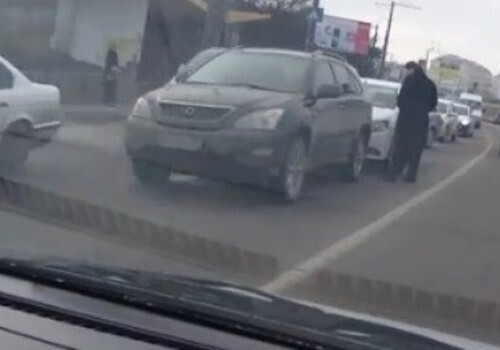  В Севастополе «Рено» протаранил «Лексус» - возникла огромная пробка (фото, видео)