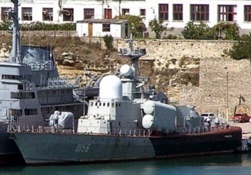 Киев торопится распилить 2 корабля, базирующихся в Севастополе (ФОТО)