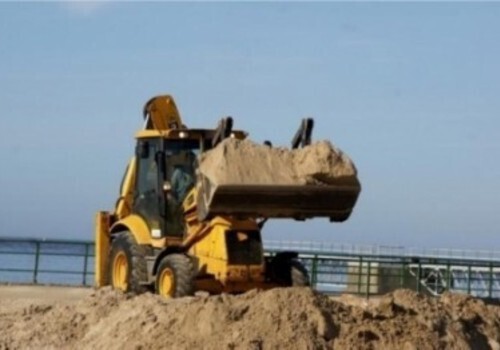 Севастопольским предпринимателем, вывозившим песок с одного из пляжей города, занялась Прокуратура