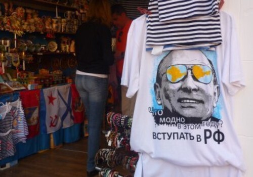 Вслед за футболками «Няш-мяш» в Севастополе появились футболки «Модно вступать в РФ» (ФОТОФАКТ)