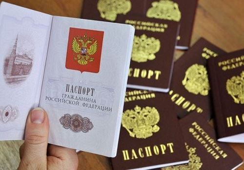 Аксенов поручил ускорить выдачу паспортов из-за выборов