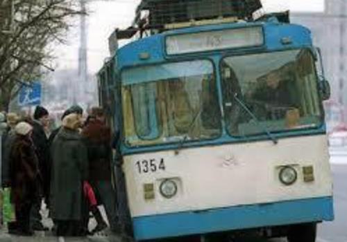 Чтобы добраться до Симферополя, пассажирам пришлось толкать троллейбус (ВИДЕО)