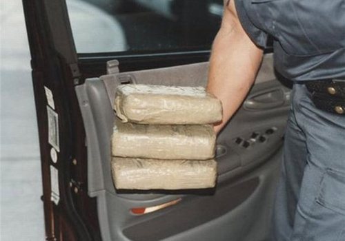 Жительница Ялты прятала 100 пакетиков с наркотиками в машине
