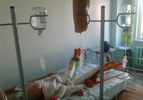 В Севастополе шестилетняя девочка попала в больницу после того, как в её квартиру закинули бутылку с горючим
