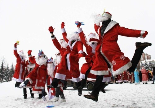 А ну-ка, Дедушки! Ялтинские Деды Морозы вначале сами "зажгут" на параде, а затем зажгут городскую елку