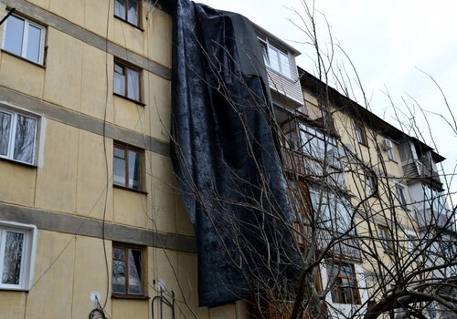 Ветер оставил без крыши пятиэтажку в Севастополе (ФОТО)