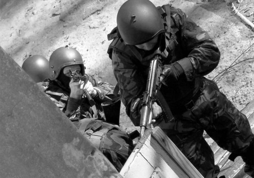 Спецназ взял штурмом дом наркобарона в Крыму (видео)
