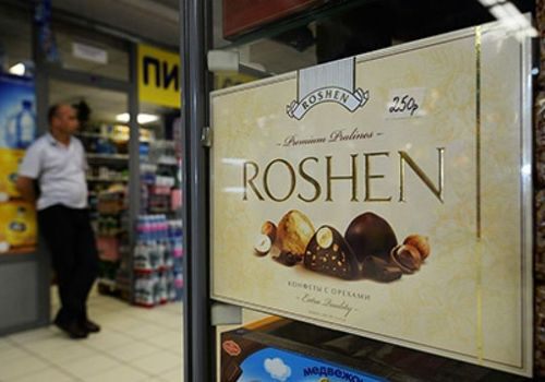 В Киеве шоколадный магазин Порошенко забросали тортами (ВИДЕО)