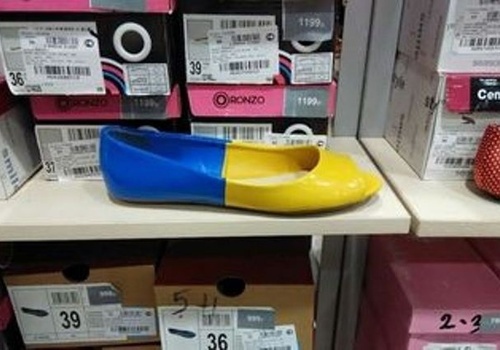 В центре Симферополя продают обувь в желто-голубых цветах (ФОТО)