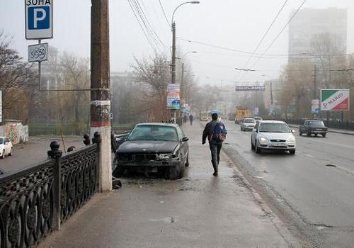 Машина снова снесла ограждение моста в Симферополе