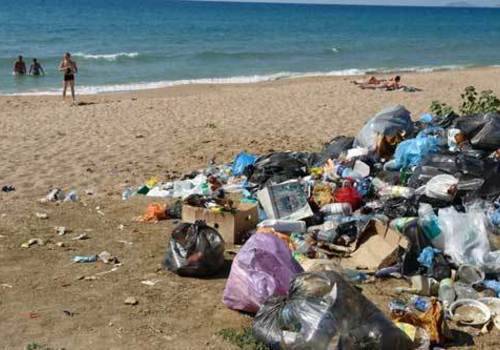 Крымчане жалуются на грязные пляжи