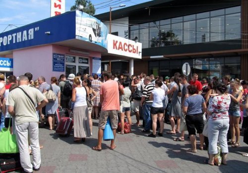 В «Крымавтотрансе» объяснили причину больших очередей в кассы автовокзалов