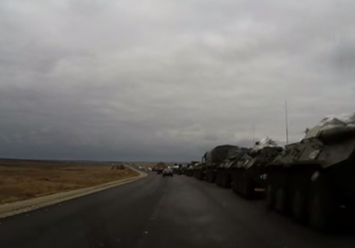 На керченской трассе выстроилась километровая колонна военной техники (видео)