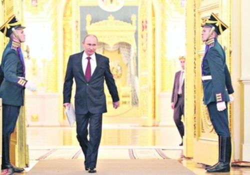 СМИ раскрыли тайну необычной походки Путина (ВИДЕО)