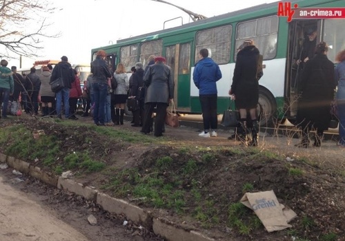 Пассажиры сломали дверь в попытке набиться в крымский троллейбус