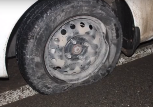 Авто известного крымчанина влетело в яму на дороге - лопнули сразу два колеса (ВИДЕО) 