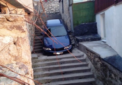 Крымский экстремал «припарковался» прямо на лестнице (фотофакты)