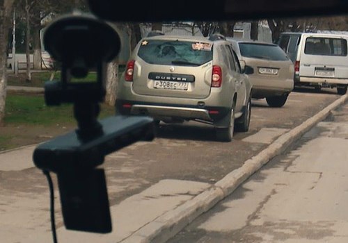 Севастопольцы паркуют машины на газонах и под знаками «Стоянка запрещена»