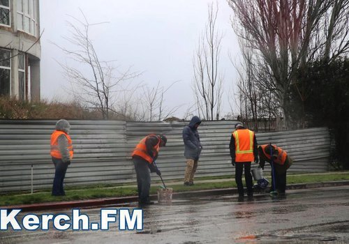Крымские рабочие настолько суровы, что моют бордюры даже в дождь (ФОТО)