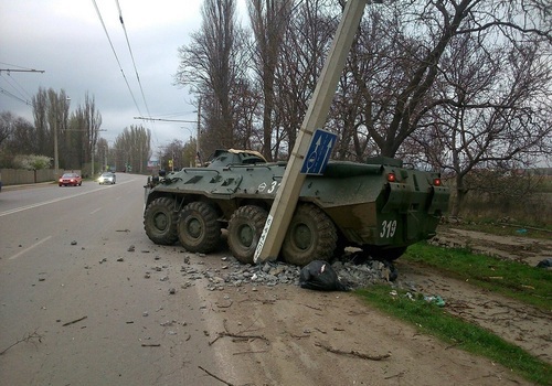 На крымской трассе БТР врезался в столб