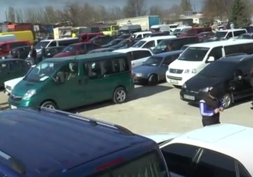 В Херсоне раскупают крымские автомобили (видео)