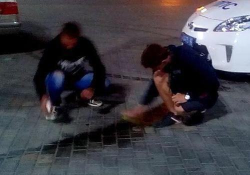 Полиция Евпатории заставила парней отмывать следы шин после «дрифта» - ВИДЕО