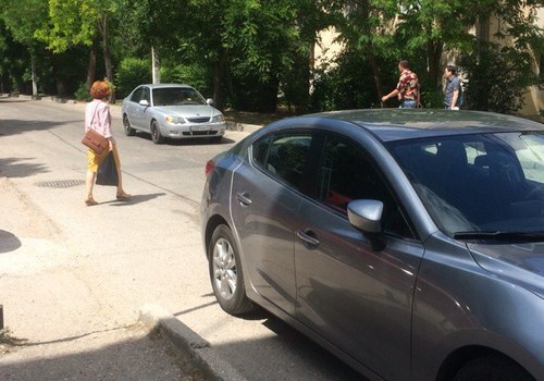 Что делать крымчанам, если неправильно припаркованный автомобиль мешает пройти. Инструкция