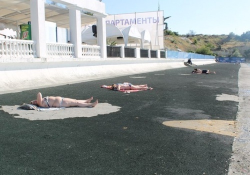 Разруха, унисекс и душ за 150 рублей. Как встречают лето пляжи Севастополя