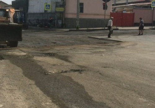 Дороги по-крымски: В Симферополе асфальт кладут прямо на жижу из канализации - ФОТО