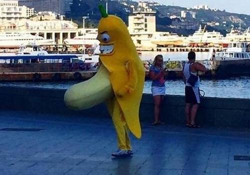 «Озабоченный» банан пытается заработать на набережной Ялты