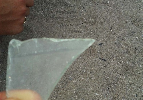 Пляж "Песочный": огромные куски стекла зарыты в песке - ФОТОФАКТЫ
