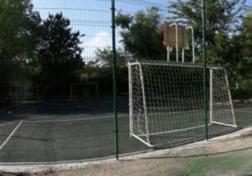 Новый скандал: В Севастополе охрана забирает мячи и выгоняет детей со спортплощадок