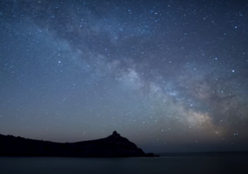Звездные потоки и "бегущее небо": ночной Крым в таймлапс (видео)