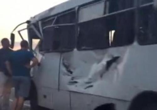 На крымской трассе токарный станок упал на автобус