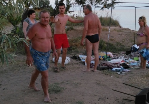 В Крыму туристы бьют ногами женщин за просьбу убрать за собой мусор - реальная история