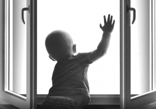 Крымчанин "поймал" маленького мальчика с сигаретой на краю балкона (фото)