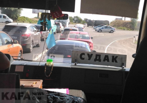 В Крыму для проезда военной техники перекрыли трассу – снова случилось ДТП (фото, видео)