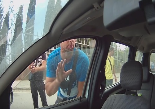 Туристу из Воронежа в Ялте на Ай-Петри угрожали спустить колеса автомобиля ВИДЕО