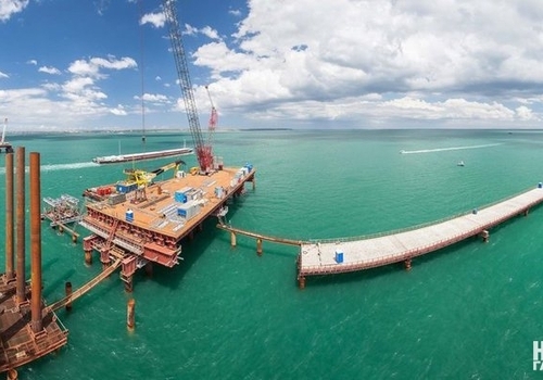 Строители начали возводить судоходный пролет Керченского моста