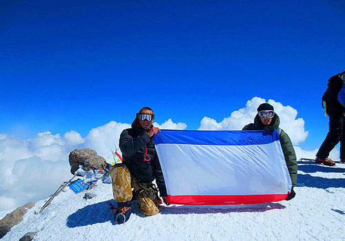 Над самой высокой горой Европы подняли флаг Крыма (ФОТО)