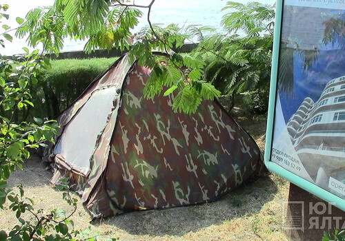 Ялтинскую набережную "обжила" туристка в палатке (фотофакт)
