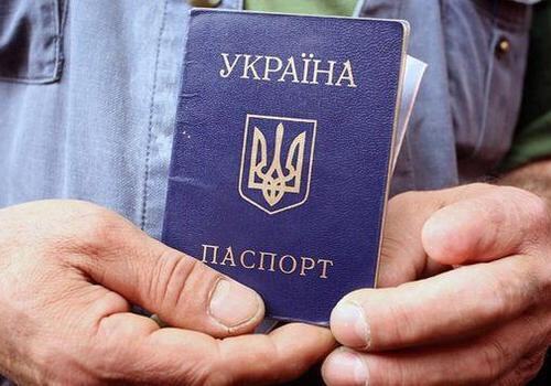 Украинец заплатил в Крыму 6 тысяч долларов за поддельный паспорт
