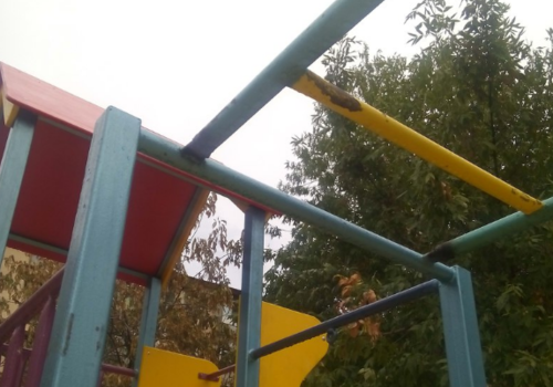 Детские площадки, которые ставят во дворах крымчан, вызывают ужас и возмущение СКРИНШОТ, ФОТО