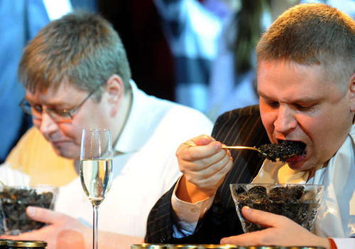 Комплексное питание крымского чиновника в столовой: эскалопы и бифштексы ФОТО