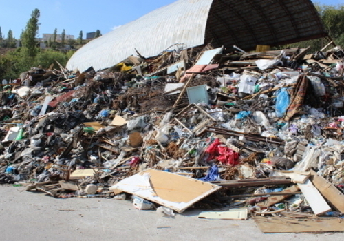 В Ялте на холме Дарсан выросли горы мусора, общая площадь свалки - 5 гектаров. Угроза людям!