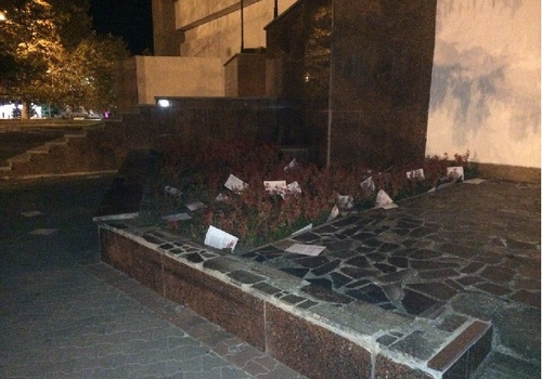Пост №1 в Севастополе замусорили листовками с призывом бороться со свалками ФОТОФАКТ