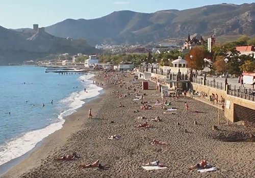 Октябрь в Крыму: люди загорают на пляже и купаются в море ВИДЕО