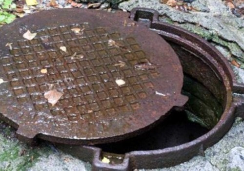 В Ялте проверяют крышки на всех канализационных люках