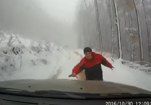 В Крыму от водителя в горах сбежал внедорожник Mitsubishi ВИДЕО